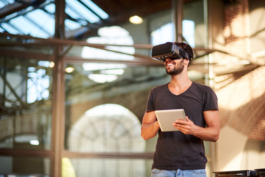  Junger Mann mit VR-Headset.